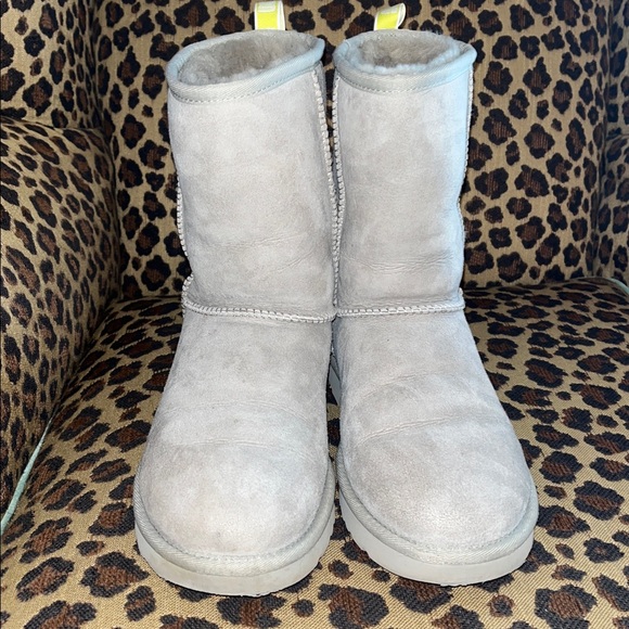 EUC! Genuine UGG Classic Short Boots - Picture 1 of 9